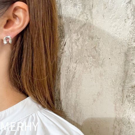 馬蹄ピアス