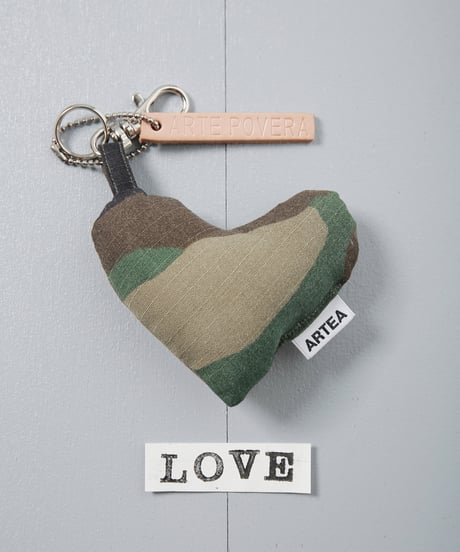 ARTEPOVERA｜【 ARTEPOVERA-25WI74002 】 US.カモジャケット RE-キーホルダー(LOVE)