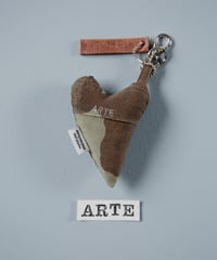 ARTEPOVERA｜【 ARTEPOVERA-25WI73043 】 US.カモジャケット RE-キーホルダー(ARTE)