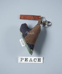 ARTEPOVERA｜【 ARTEPOVERA-25WI75040 】 US.カモジャケット RE-キーホルダー(PEACE)
