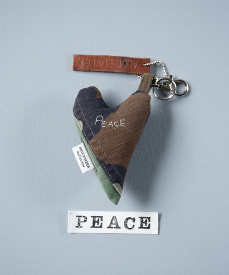 ARTEPOVERA｜【 ARTEPOVERA-25WI75040 】 US.カモジャケット RE-キーホルダー(PEACE)