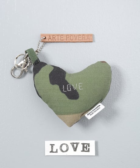 ARTEPOVERA｜【 ARTEPOVERA-25WI74024 】 US.カモジャケット RE-キーホルダー(LOVE)