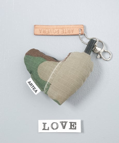 ARTEPOVERA｜【 ARTEPOVERA-25WI74028 】 US.カモジャケット RE-キーホルダー(LOVE)