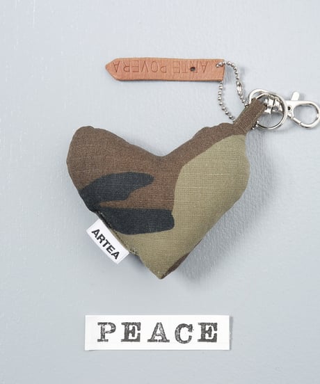 ARTEPOVERA｜【 ARTEPOVERA-25WI75028 】 US.カモジャケット RE-キーホルダー(PEACE)