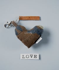ARTEPOVERA｜【 ARTEPOVERA-25WI74057 】 US.カモジャケット RE-キーホルダー(LOVE)