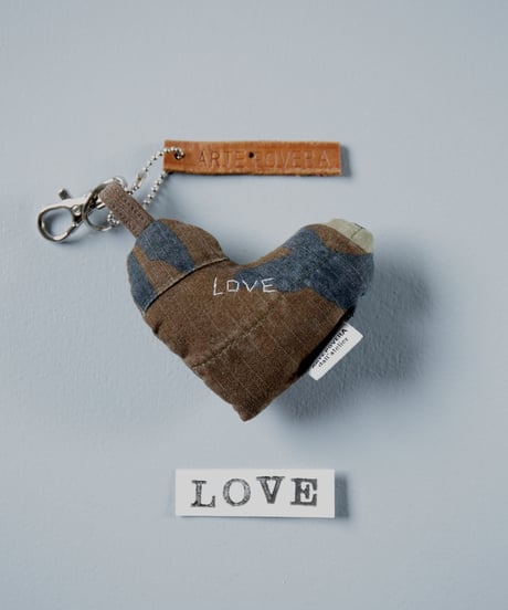 ARTEPOVERA｜【 ARTEPOVERA-25WI74057 】 US.カモジャケット RE-キーホルダー(LOVE)