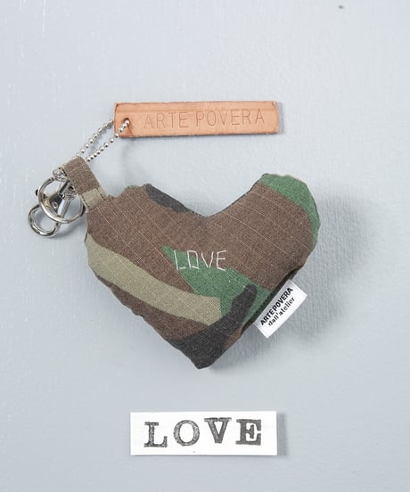 ARTEPOVERA｜【 ARTEPOVERA-25WI74038 】 US.カモジャケット RE-キーホルダー(LOVE)