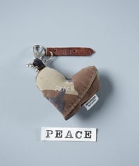 ARTEPOVERA｜【 ARTEPOVERA-25WI75038 】 US.カモジャケット RE-キーホルダー(PEACE)