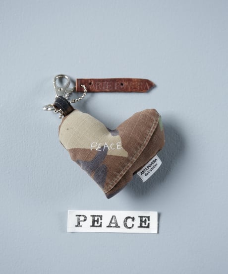ARTEPOVERA｜【 ARTEPOVERA-25WI75038 】 US.カモジャケット RE-キーホルダー(PEACE)