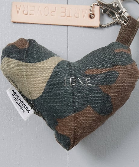 ARTEPOVERA｜【 ARTEPOVERA-25WI74008 】 US.カモジャケット RE-キーホルダー(LOVE)