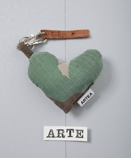 ARTEPOVERA｜【 ARTEPOVERA-25WI73014 】 US.カモジャケット RE-キーホルダー(ARTE)
