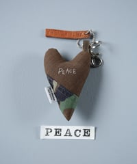 ARTEPOVERA｜【 ARTEPOVERA-25WI75047 】 US.カモジャケット RE-キーホルダー(PEACE)