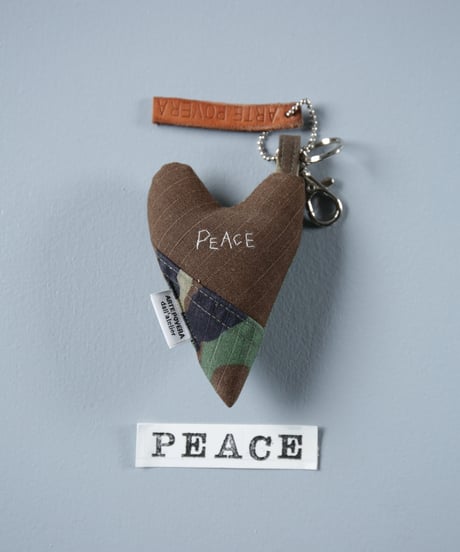 ARTEPOVERA｜【 ARTEPOVERA-25WI75047 】 US.カモジャケット RE-キーホルダー(PEACE)