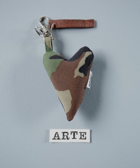 ARTEPOVERA｜【 ARTEPOVERA-25WI73041 】 US.カモジャケット RE-キーホルダー(ARTE)