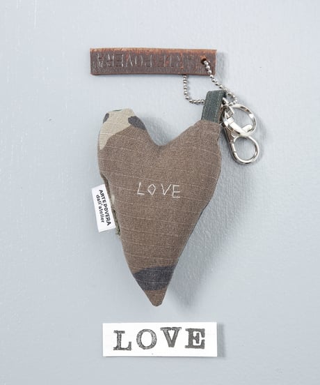 ARTEPOVERA｜【 ARTEPOVERA-25WI74033 】 US.カモジャケット RE-キーホルダー(LOVE)