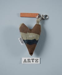 ARTEPOVERA｜【 ARTEPOVERA-25WI73058 】 US.カモジャケット RE-キーホルダー(ARTE)
