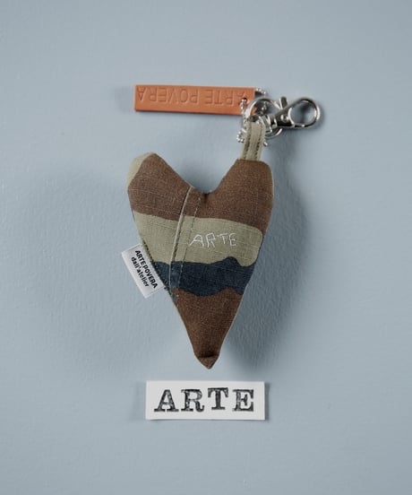 ARTEPOVERA｜【 ARTEPOVERA-25WI73058 】 US.カモジャケット RE-キーホルダー(ARTE)