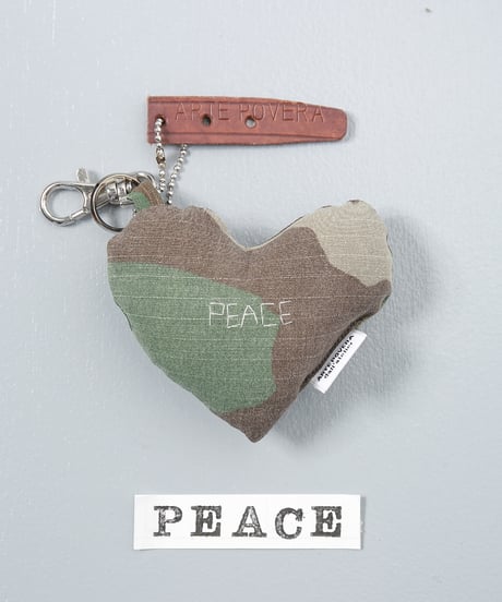 ARTEPOVERA｜【 ARTEPOVERA-25WI75022 】 US.カモジャケット RE-キーホルダー(PEACE)