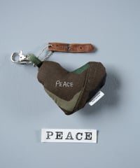 ARTEPOVERA｜【 ARTEPOVERA-25WI75051 】 US.カモジャケット RE-キーホルダー(PEACE)