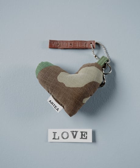 ARTEPOVERA｜【 ARTEPOVERA-25WI74046 】 US.カモジャケット RE-キーホルダー(LOVE)