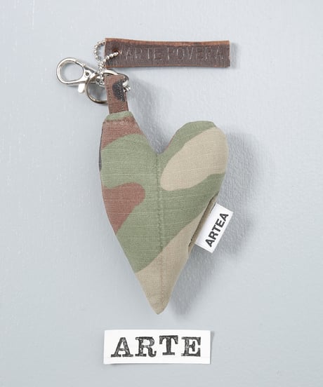 ARTEPOVERA｜【 ARTEPOVERA-25WI73030 】 US.カモジャケット RE-キーホルダー(ARTE)