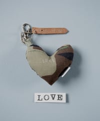 ARTEPOVERA｜【 ARTEPOVERA-25WI74048 】 US.カモジャケット RE-キーホルダー(LOVE)