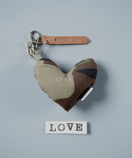 ARTEPOVERA｜【 ARTEPOVERA-25WI74048 】 US.カモジャケット RE-キーホルダー(LOVE)
