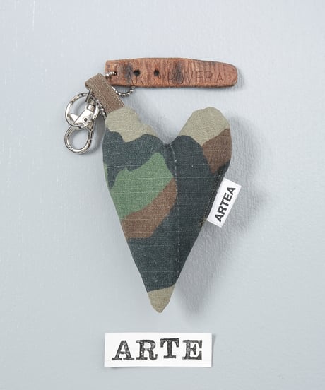 ARTEPOVERA｜【 ARTEPOVERA-25WI73024 】 US.カモジャケット RE-キーホルダー(ARTE)