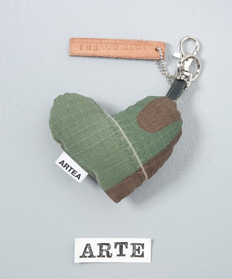 ARTEPOVERA｜【 ARTEPOVERA-25WI73026 】 US.カモジャケット RE-キーホルダー(ARTE)