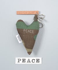 ARTEPOVERA｜【 ARTEPOVERA-25WI75025 】 US.カモジャケット RE-キーホルダー(PEACE)