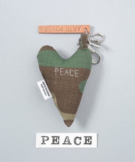 ARTEPOVERA｜【 ARTEPOVERA-25WI75025 】 US.カモジャケット RE-キーホルダー(PEACE)