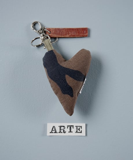 ARTEPOVERA｜【 ARTEPOVERA-25WI73045 】 US.カモジャケット RE-キーホルダー(ARTE)