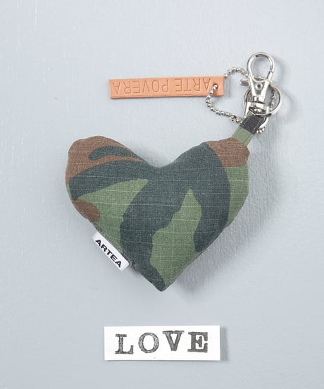 ARTEPOVERA｜【 ARTEPOVERA-25WI74032 】 US.カモジャケット RE-キーホルダー(LOVE)