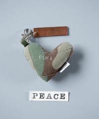 ARTEPOVERA｜【 ARTEPOVERA-25WI75036 】 US.カモジャケット RE-キーホルダー(PEACE)