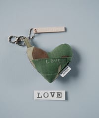 ARTEPOVERA｜【 ARTEPOVERA-25WI74044 】 US.カモジャケット RE-キーホルダー(LOVE)