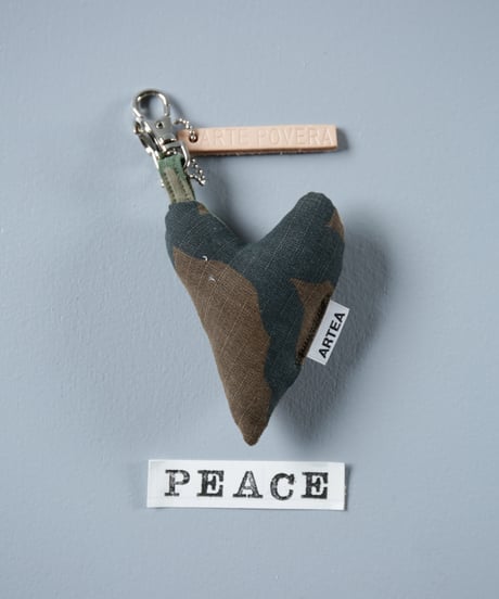 ARTEPOVERA｜【 ARTEPOVERA-25WI75053 】 US.カモジャケット RE-キーホルダー(PEACE)