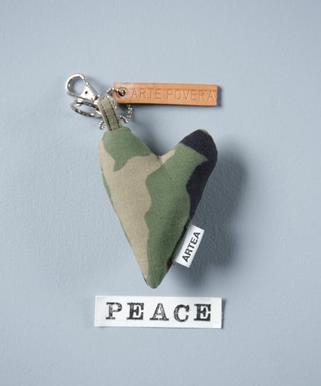 ARTEPOVERA｜【 ARTEPOVERA-25WI75037 】 US.カモジャケット RE-キーホルダー(PEACE)