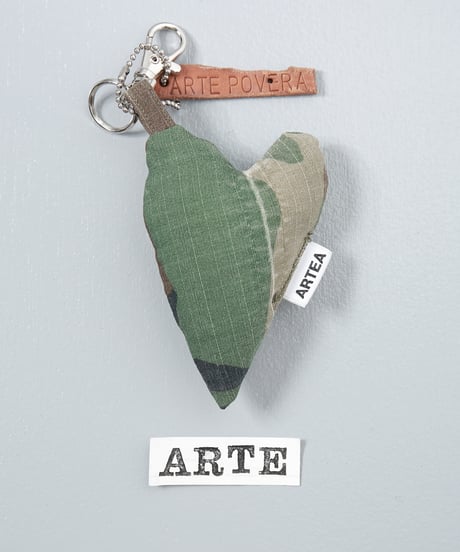 ARTEPOVERA｜【 ARTEPOVERA-25WI73023 】 US.カモジャケット RE-キーホルダー(ARTE)