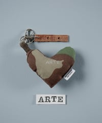 ARTEPOVERA｜【 ARTEPOVERA-25WI73061 】 US.カモジャケット RE-キーホルダー(ARTE)