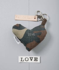 ARTEPOVERA｜【 ARTEPOVERA-25WI74008 】 US.カモジャケット RE-キーホルダー(LOVE)