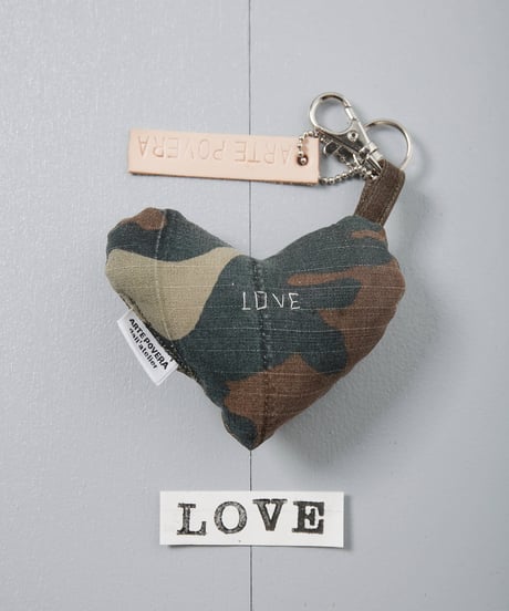 ARTEPOVERA｜【 ARTEPOVERA-25WI74008 】 US.カモジャケット RE-キーホルダー(LOVE)