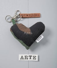 ARTEPOVERA｜【 ARTEPOVERA-25WI73005 】 US.カモジャケット RE-キーホルダー(ARTE)