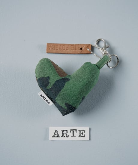 ARTEPOVERA｜【 ARTEPOVERA-25WI73054 】 US.カモジャケット RE-キーホルダー(ARTE)