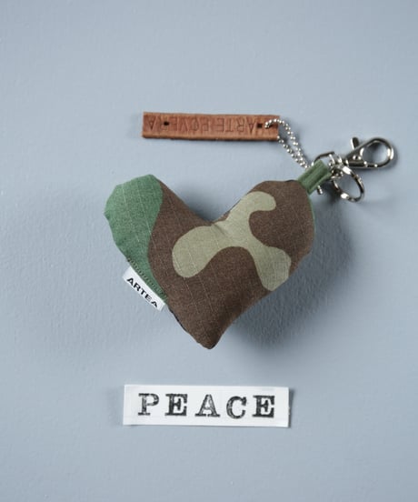 ARTEPOVERA｜【 ARTEPOVERA-25WI75049 】 US.カモジャケット RE-キーホルダー(PEACE)