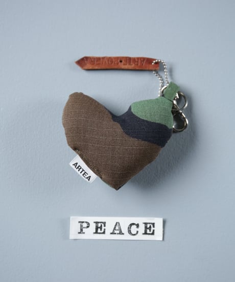 ARTEPOVERA｜【 ARTEPOVERA-25WI75043 】 US.カモジャケット RE-キーホルダー(PEACE)
