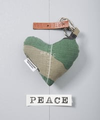 ARTEPOVERA｜【 ARTEPOVERA-25WI75019 】 US.カモジャケット RE-キーホルダー(PEACE)