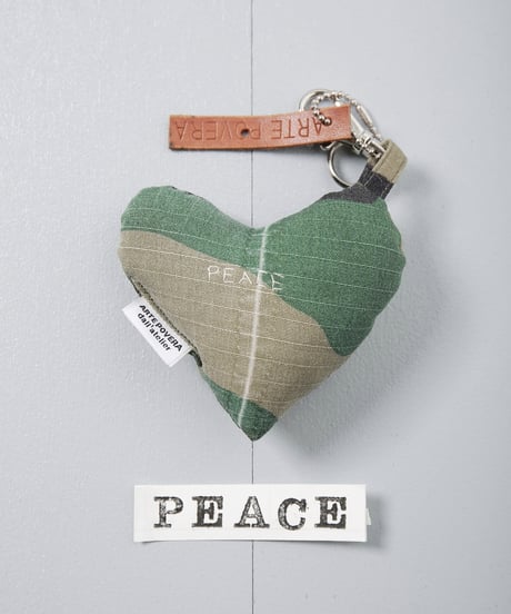 ARTEPOVERA｜【 ARTEPOVERA-25WI75019 】 US.カモジャケット RE-キーホルダー(PEACE)