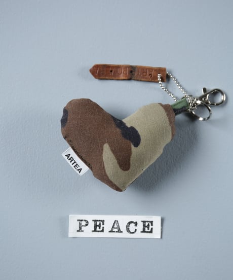ARTEPOVERA｜【 ARTEPOVERA-25WI75051 】 US.カモジャケット RE-キーホルダー(PEACE)