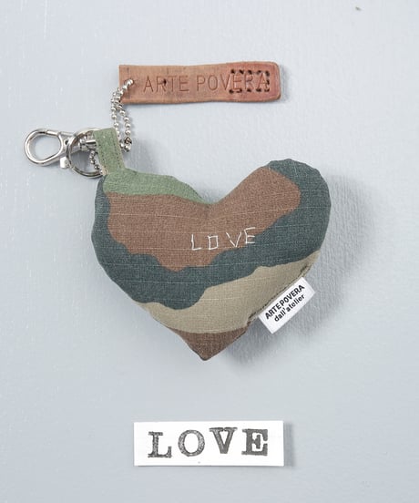 ARTEPOVERA｜【 ARTEPOVERA-25WI74040 】 US.カモジャケット RE-キーホルダー(LOVE)