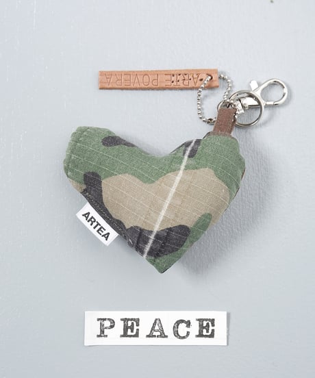 ARTEPOVERA｜【 ARTEPOVERA-25WI75033 】 US.カモジャケット RE-キーホルダー(PEACE)